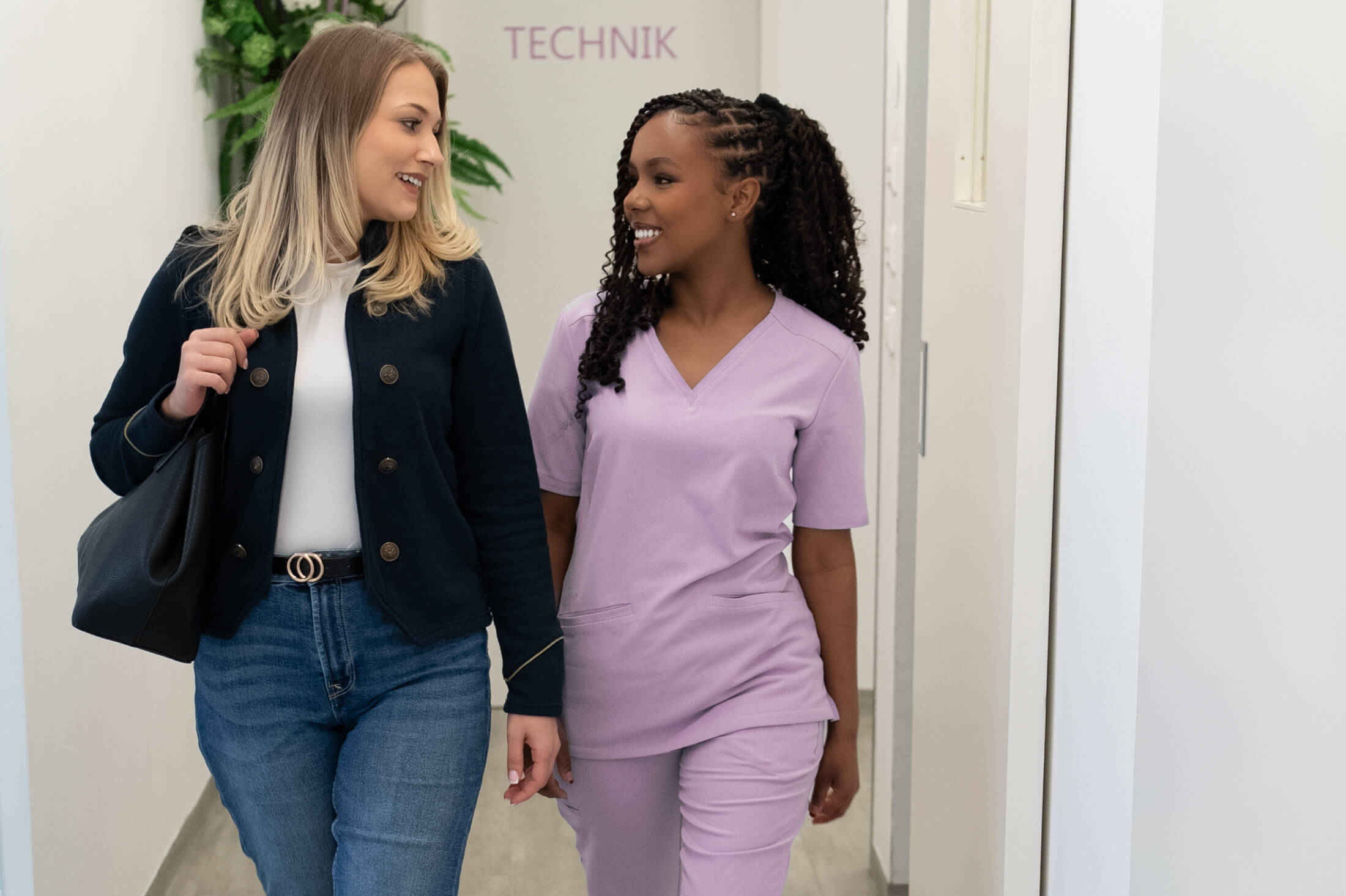 Zahnarzt Klosterneuburg – Dr. Sandra Dusek – Ordination Frau Tairi mit Patientin Zahnarzt Klosterneuburg - Dr. Sandra Dusek - Ordination Frau Tairi mit Patientin